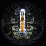 Raketten, der​ skal fyre rumfartøjet Orion af sted mod Månen, er 98 meter høj. Foto: Joel Kowsky/nasa