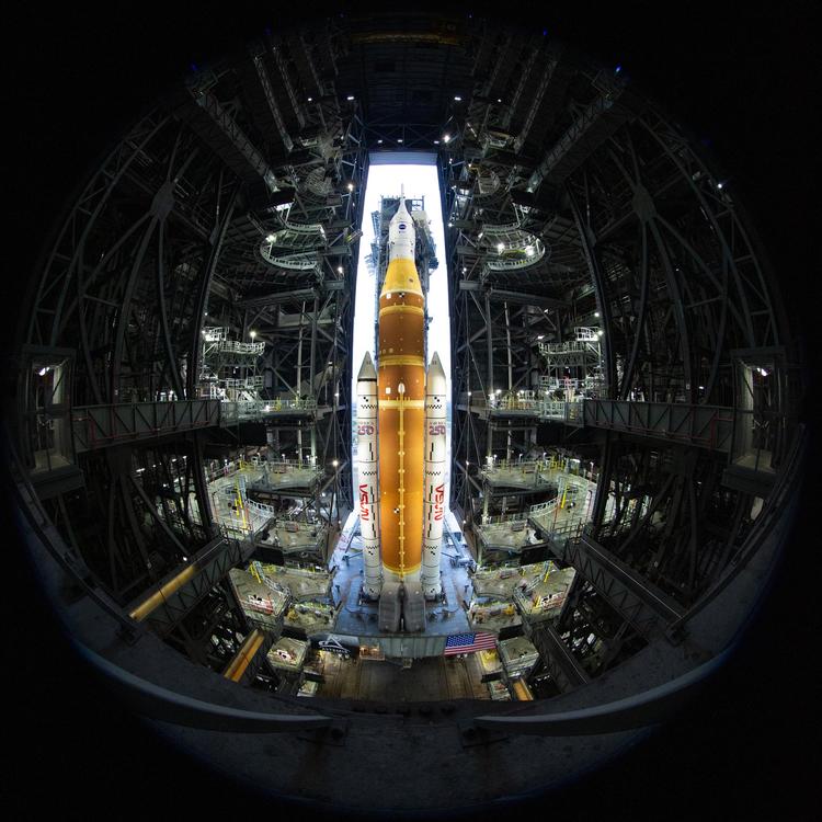 Raketten, der​ skal fyre rumfartøjet Orion af sted mod Månen, er 98 meter høj. Foto: Joel Kowsky/nasa