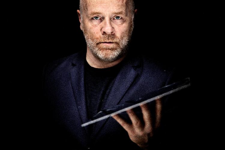 Kunstneren Nicolai Howalt fandt kassevis af frimærker i boet efter sin mor. De viste sig at stamme fra hans morfars samling og endte med at blive udgangspunktet for en udstilling, der netop nu kan ses på Martin Asbæk Gallery. Foto: Jacob Ehrbahn