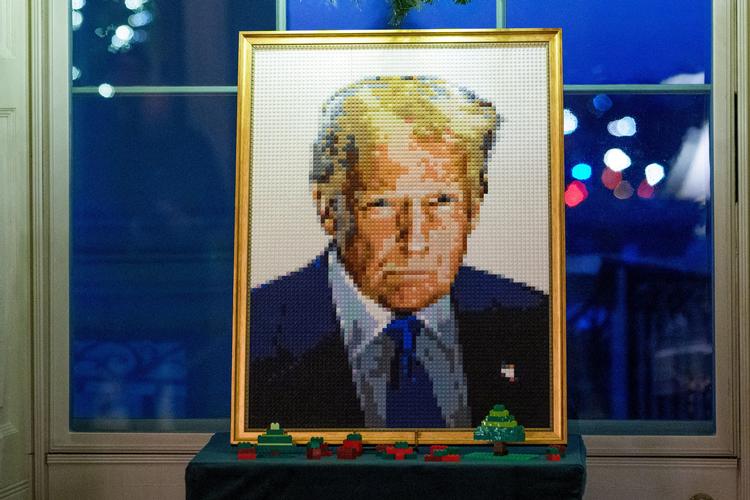 Portrættet af Donald Trump er her bygget af Lego. Den lille klods er blevet hovedtemaet i flere videoer, der er gået viralt på de sociale medier. Foto: Aaron Schwartz/Ritzau Scanpix