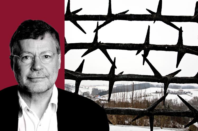 Koncentrationslejren Mauthausen øst for byen Linz, Østrig. 200.000 mennesker sad i lejren, de 100.000 døde i tiden 1938-1945. Mange fanger arbejdede i lejrens stenbrud, hvor de skulle op ad dødens trappe. Kollage. Originalfoto: Thomas Torberg / Jens Dresling