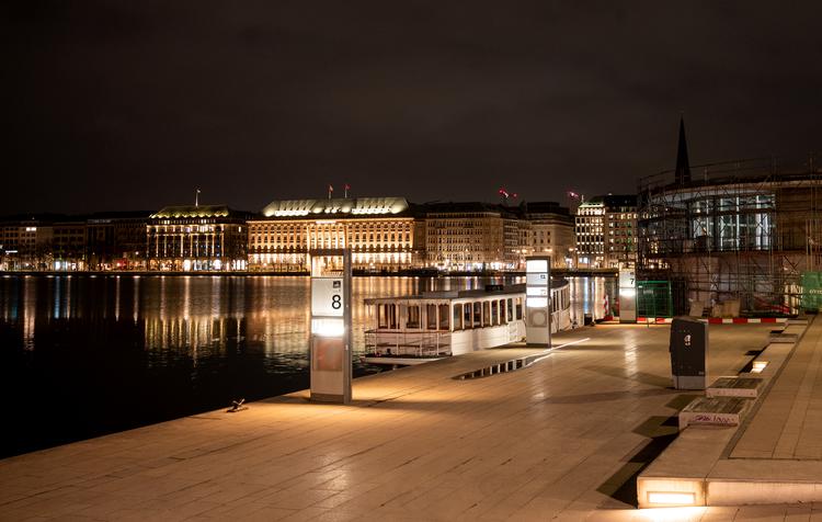 Udsigt over søen Binnenalster, hvor politiet mandag aften indfangede ulven, der svømmede i vandet efter tidligere at have bidt og såret en kvinde. Foto: Daniel Bockwoldt/Ritzau Scanpix