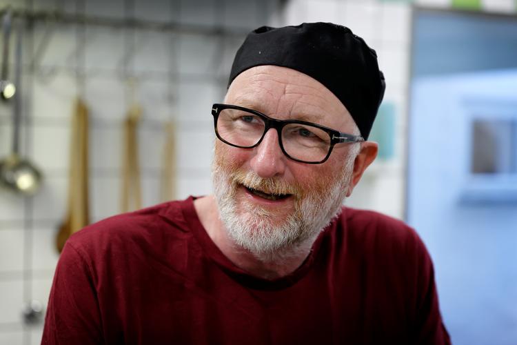 »Før spillede jeg kong Gulerod. Nu står jeg og skræller gulerødder«, fortæller den tidligere Zentropa-direktør Peter Aalbæk, hvis eneste tilknytning til filmbranchen i dag er, at han en gang om ugen laver mad til filmselskabets 80 medarbejdere.  Foto: Jens Dresling
