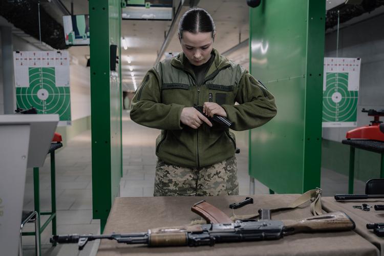 16-årige Kateryna Sheremeta skiller en pistol ad. Alle på skolen lærer at samle og demontere våben – ligesom de også har skydeundervisning. »Før krigen tænkte jeg på at arbejde med noget kreativt som arkitekt eller designer, men efter invasionen indså jeg, at det er her, jeg skal være«, siger hun. Hendes far deltog i krigen i begyndelsen af invasionen, og hendes to store brødre er i militæret nu – den ene af eget ønske, den anden på grund af mobiliseringen, der gælder for alle mænd over 25. 