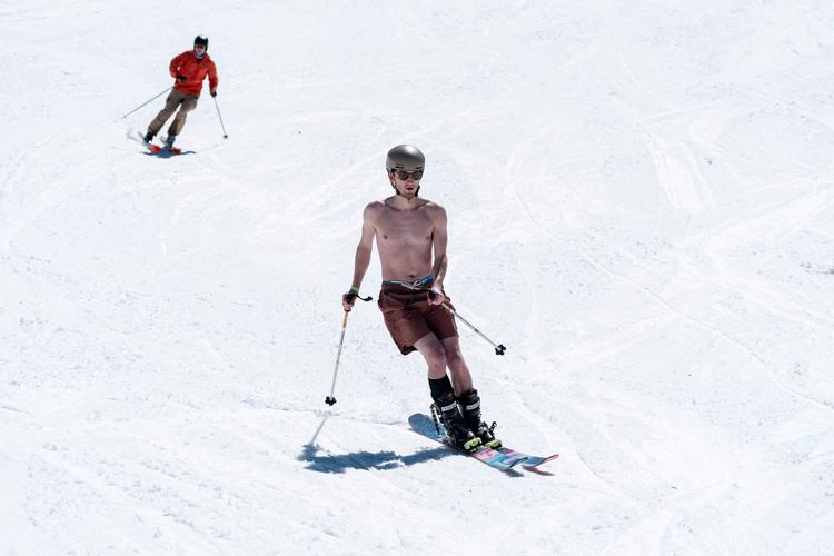 I Keystone, Colorado, nåede temperaturen op på 10 grader 21. marts, hvilket fik nogle til at stå på ski i bar overkrop eller i badetøj. Foto: Cheney Orr/Ritzau Scanpix