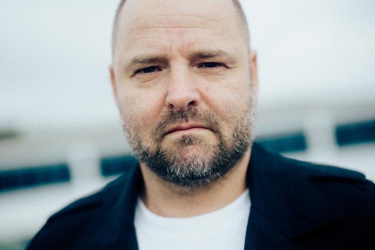Tidligere håndboldspiller Lars Rasmussen følte, at han levede bag en facade. Men for elleve år siden fandt han ud af hvorfor. Foto: Loui Pedersen