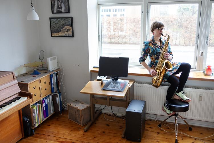 Saxofonist Pernille Bévort har en dårlig vane med at gribe ud efter telefonen som det første om morgenen. Hun læser mange nyheder om »narcissistiske psykopattyper, der sidder rundt omkring og smadrer det hele for os alle sammen«.  Foto: Thomas Borberg