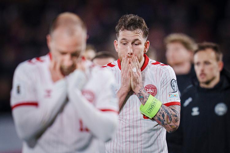 De to af de tre ældste på det danske landshold, 30-årige Pierre Emile-Højbjerg (th.) og 34-årige Christian Eriksen (tv.), skal ikke til VM. Foto: Liselotte Sabroe/Ritzau Scanpix