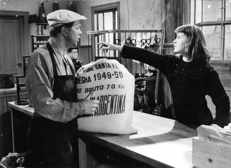 Er der noget, Salka Valka har brug for i denne verden, så er det ømhed, kærlighed og varme. Her er en scene fra filmatiseringen af romanen fra 1954. Foto: Folkets Hus och Parker