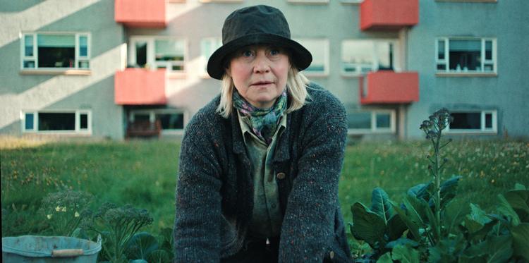 Trine Dyrholm giver den, så bøllehatten passer i 'Den danske kvinde'.  Foto: DR/Slot Machine