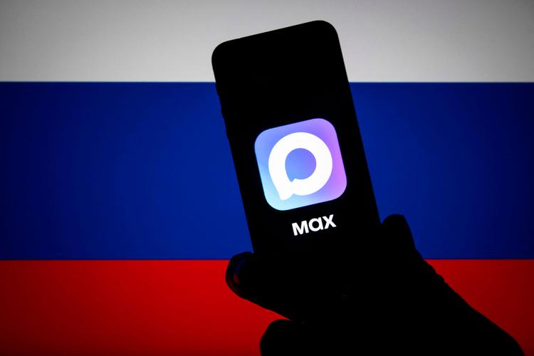 Den russiske superapp Max er præinstalleret på samtlige smartphones og skal ifølge myndighederne erstatte udenlandske beskedtjenester som Telegram og WhatsApp. Foto: Sebastien Bozon/Ritzau Scanpix