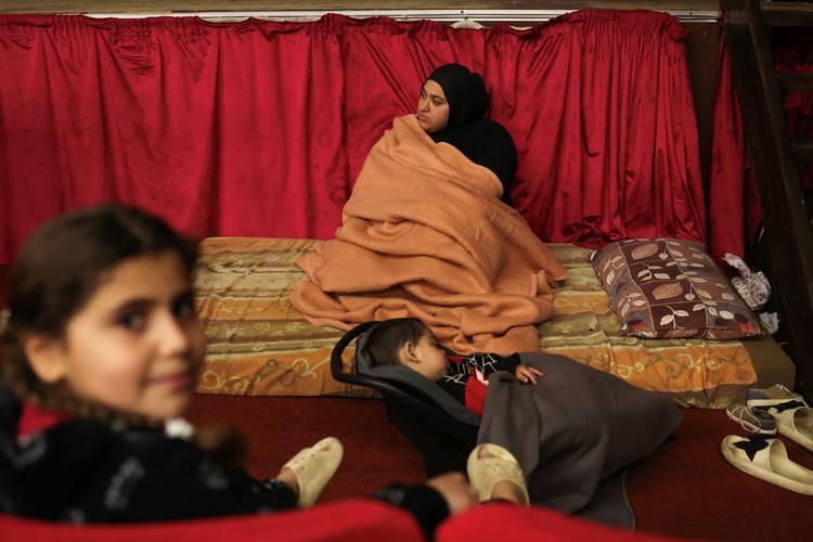 En fordrevet familie opholder sig på Libanons nationalteater, som nu bruges som midlertidigt opholdssted i den eskalerende konflikt mellem Israel og Hizbollah. Foto: Yara Nardi/Ritzau Scanpix