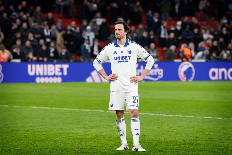 Thomas Delaney og resten af holdet står med ryggen mod muren inden søndagens kamp mod Silkeborg. Foto: Jens Dresling