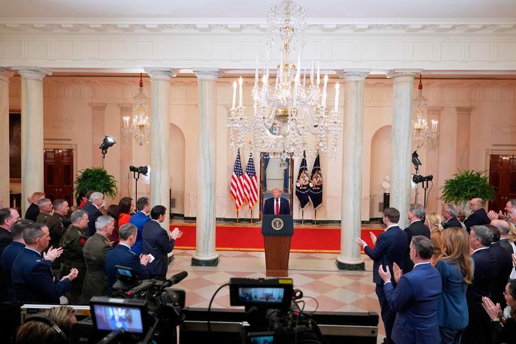  Gæsterne klapper, da den amerikanske præsident Donald Trump afslutter sin tv-transmitterede tale om konflikten i Mellemøsten fra Cross Hall i Det Hvide Hus i Washington, DC, 1. april 2026 Foto: Alex Brandon/Ritzau Scanpix