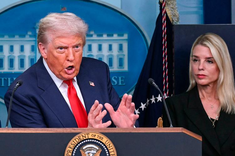 Pam Bondi (th.) og hendes håndtering af Epstein-sagen blev en alvorlig politisk hovedpine for Trump. Foto: Andrew Caballero-reynolds/Ritzau Scanpix