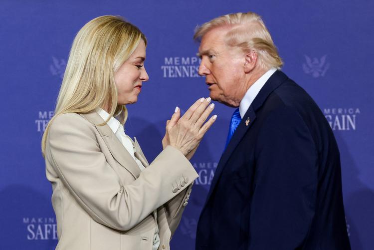 Som mangeårig støtte var Pam Bondi en del af Donald Trumps juridiske hold under hans første rigsretssag. Foto: Kevin Lamarque/Ritzau Scanpix
