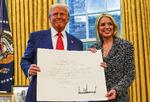 Pam Bondi blev den kortest siddende justitsminister i 60 år. Her poserer Trump og Bondi poserer under hendes indsættelsesceremoni i Det Hvide Hus i Washington, USA, den 5. februar 2025   Foto: Kent Nishimura/Ritzau Scanpix