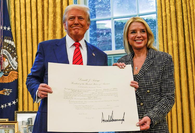 Pam Bondi blev den kortest siddende justitsminister i 60 år. Her poserer Trump og Bondi poserer under hendes indsættelsesceremoni i Det Hvide Hus i Washington, USA, den 5. februar 2025   Foto: Kent Nishimura/Ritzau Scanpix