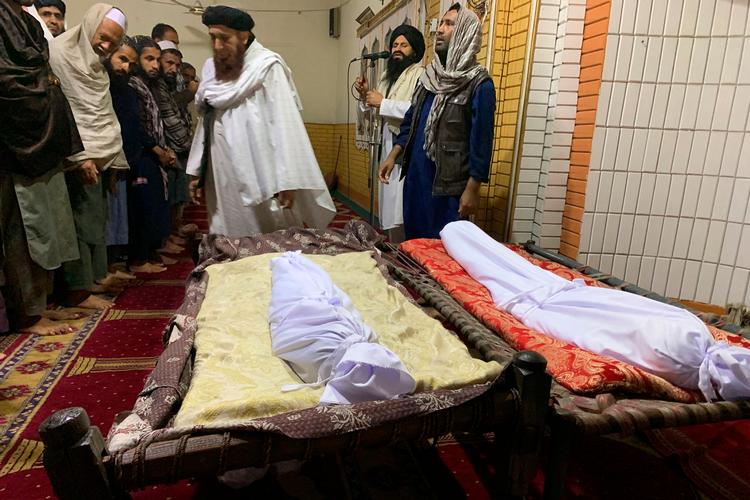 Ud over jordskælvet har Afghanistan været plaget af dødelige oversvømmelser og jordskred de seneste par dage. Her ses nogle af ofrene. Foto: Aimal Zahir/Ritzau Scanpix