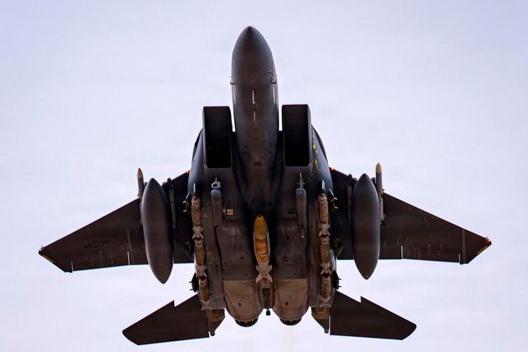 En pilot er savnet, efter at et F-15 kampfly som dette er skudt ned over Iran. Militæranalytiker Stig Holger Hestbech fortæller, at soldater kan overleve i adskillige dage bag fjendens linjer.  Foto: -/Ritzau Scanpix