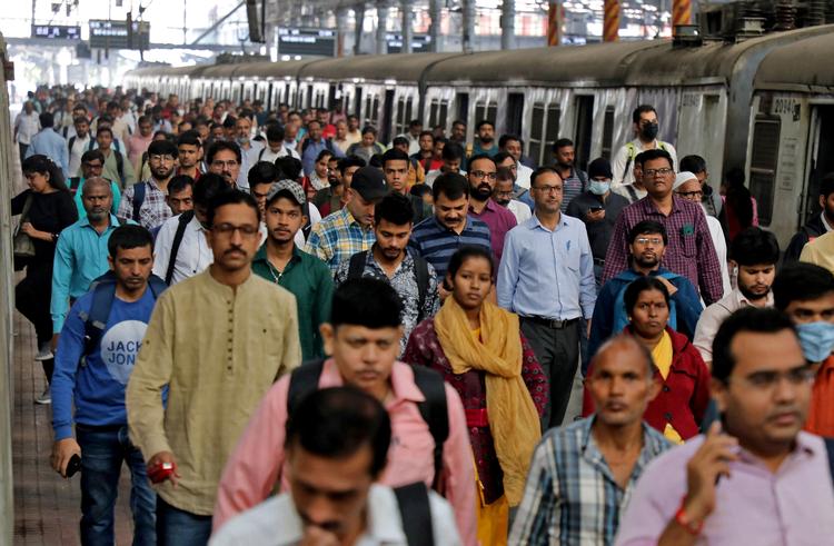 Folketællingen i Indien er en massiv logistisk opgave på grund af landets store og forskelligartede befolkning og udstrakte geografi. Her ankommer passagerer til stationen i Mumbai.  Foto: Niharika Kulkarni/Ritzau Scanpix