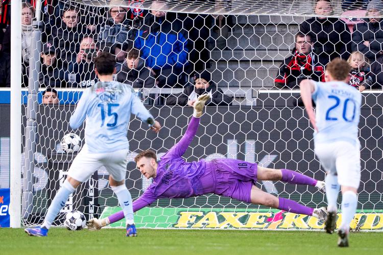 Elias Olafsson eminente redning på straffesparket fra Lirim Qamili var ikke nok til, at FC Midtjylland fik tre point. Foto: Bo Amstrup/Ritzau Scanpix