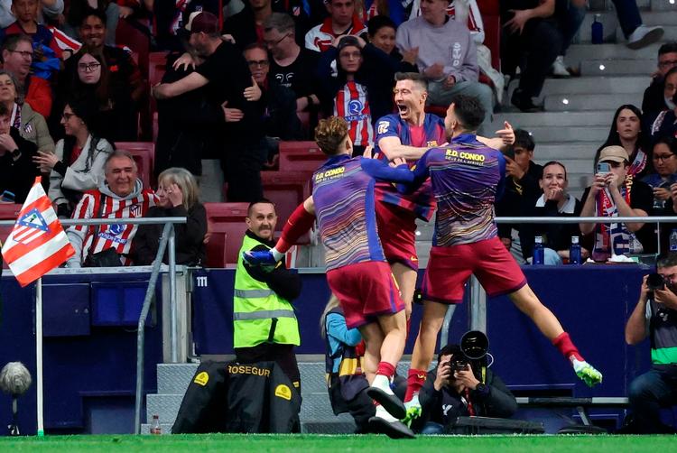 Robert Lewandowski var centrum for jublen kort før tid. Foto: Pierre-philippe Marcou/Ritzau Scanpix