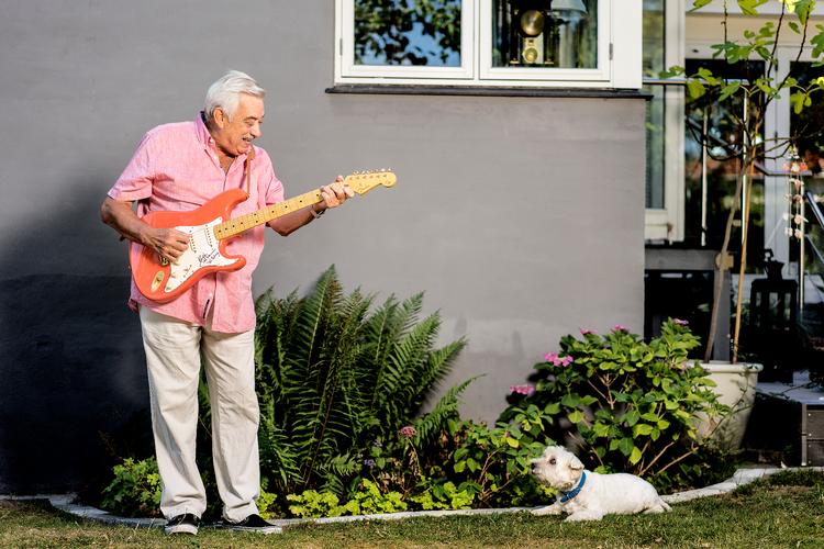 Musiker Johnny Reimar med hunden Bubi. Nu er han død. »Det trøster os, at vores far har haft et sjovt, spændende og helt igennem fantastisk liv. Vi ved, at han har betydet meget for mange, og for os har han betydet alt«, skriver Lotte Reimar, datter, på Facebook. Arkivfoto: Stine Bidstrup.   Foto: Stine Bidstrup/ritzau/Stine Bidstrup