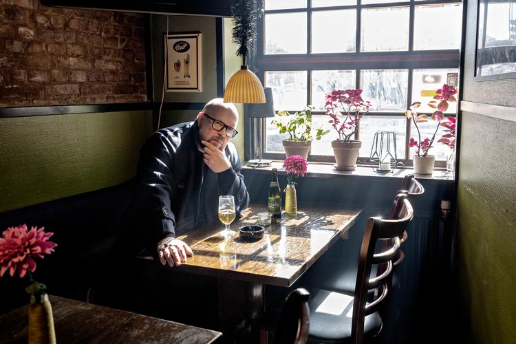Jonas T. Bengtsson har hjemme i Brønshøj. Her er han fotograferet på Gerts Vinstue, et populært brunt værtshus i bydelen. Foto: Martin Lehmann