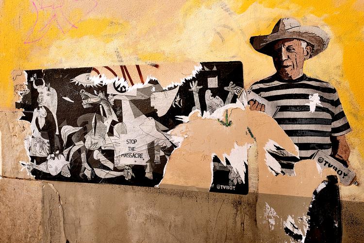 Mange steder i Spanien er der malet 'kopier' af 'Guernica'. Den ægte version befinder sig stadig i Madrid.  Foto: Finn Frandsen