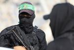 Hamas-medlemmer ser til, mens de eskorterer medlemmer af Røde Kors mod et område inden for den såkaldte gule linje, som israelske tropper trak sig tilbage til under våbenhvilen. Arkivfoto: Dawoud Abu Alkas