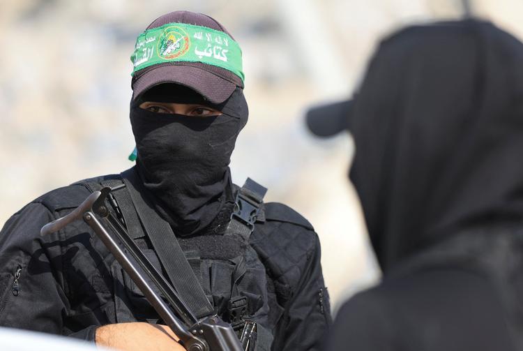 Hamas-medlemmer ser til, mens de eskorterer medlemmer af Røde Kors mod et område inden for den såkaldte gule linje, som israelske tropper trak sig tilbage til under våbenhvilen. Arkivfoto: Dawoud Abu Alkas