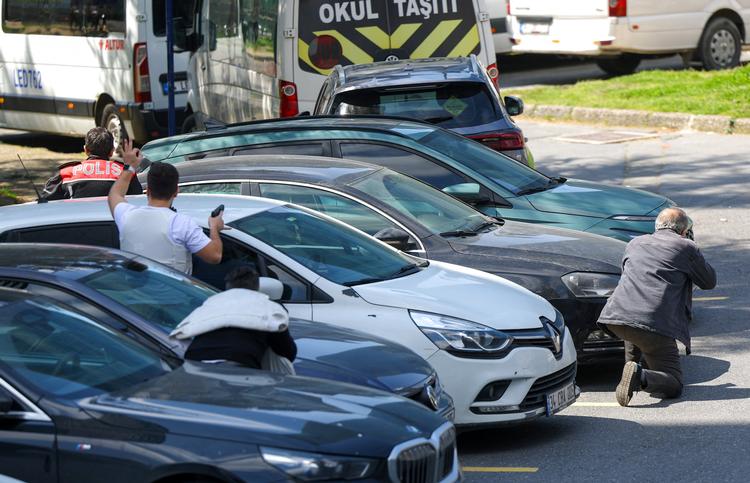 Politi i aktion, efter at der blev hørt skud i området, hvor det israelske konsulat i Istanbul ligger.  Foto: Murad Sezer/Ritzau Scanpix
