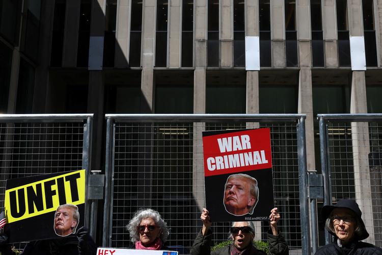 Demonstranter protesterer under en "Truth Tuesdays"-demonstration uden for News Corporation-bygningen i New York City, 7. april 2026 Foto: Shannon Stapleton/Ritzau Scanpix