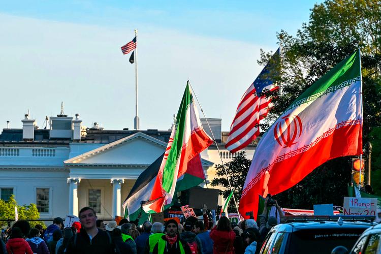 Donald Trumps tidligere trussel om at ville udslette en hel civilisation i Iran blev mødt af demonstrationer foran Det Hvide Hus i Washington, D.C. Foto: Mandel Ngan/Ritzau Scanpix