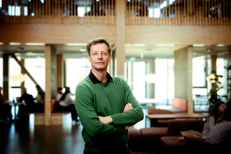 »Jeg var ung og køn, og bøgerne gjorde, at jeg pludselig sad i Deadline med Martin Krasnik og var ham der mandeforskeren«, fortæller Kenneth Reinicke.  Foto: Lisbeth Holten 