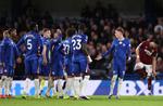 Det kan være svært at se, men på banden bag Chelsea-spillerne står der 8xbet.com - det er en illegal spiludbyder, som den engelske storklub er partner med. Derfor  bliver den vist på lysbannere på Stamford Bridge - her under Premier League-kampen mod West Ham sidst i januar. Foto: David Klein/Ritzau Scanpix