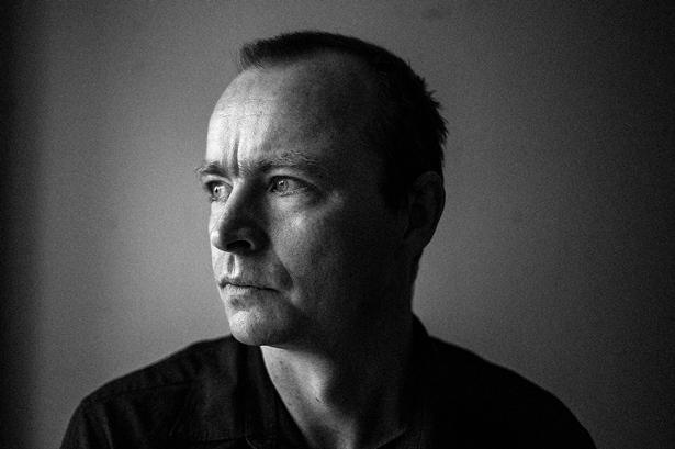 Peter Adolphsen lyder som Peter Adolphsen, når han bytter ud i substantiverne i 'Prinsessen på ærten', som bliver til 'Prismet på æsteten'.  Foto: Simon Fals