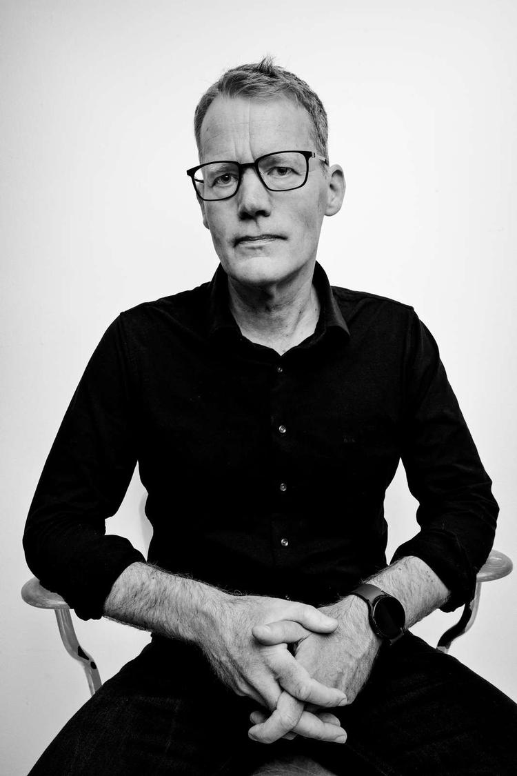’En sølvsky ud i luften' er en endnu bedre biografisk roman end ’Pio’ fra 2023. Her udstillede Kristian Himmlstrup den socialistiske agitator Louis Pios balancegang mellem fantasteri og politisk kamp. Foto: Simon Klein Knudsen