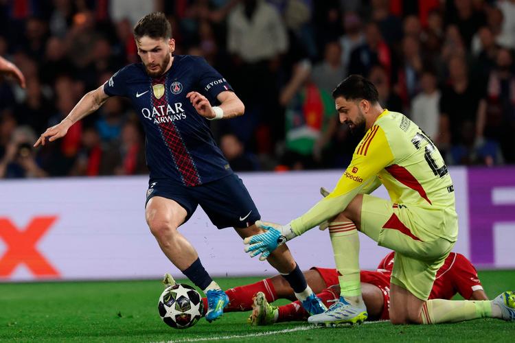 Khvicha Kvaratskhelia dribler uden om sin georgiske landsmand Giorgi Mamardashvili på vej mod sin scoring til 2-0 for Paris Saint-Germain mod Liverpool i den første af to Champions League-kvartfinaler. Foto: Anne-christine Poujoulat/Ritzau Scanpix