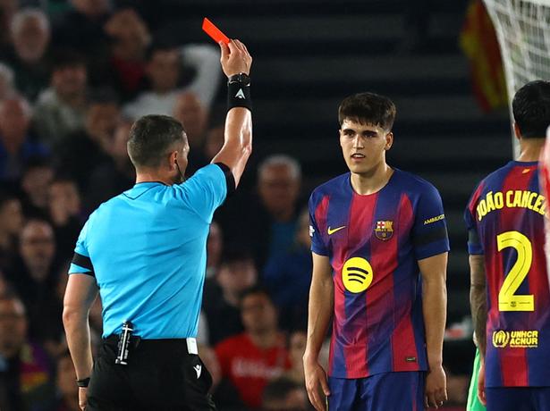 Et rødt kort til Pau Cubarsi kort før pausen blev afgørende. Kort efter scorede Atlético Madrid til 1-0 mod FC Barcelona, der endte med at tabe 2-0 på hjemmebane. Foto: Albert Gea/Ritzau Scanpix