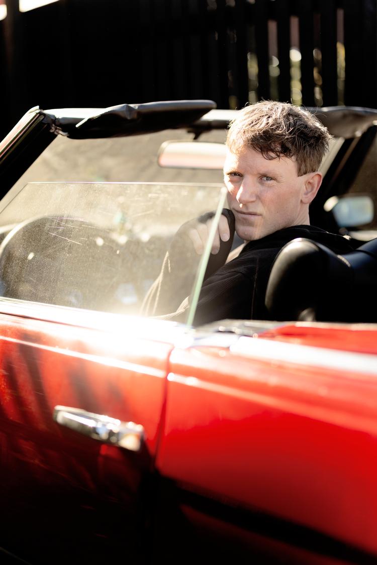 Tobias Hamann husker, at når hans far havde gjort gårdspladsen fin, så kom hans kendte morfar og lavede hjulspind i sin sportsvogn. I dag kører Tobias Hamann rundt i selvsamme røde bil.  Foto: Mads Nissen