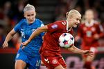 De danske fodboldkvinder slog Finland på hjemmebane i Parken i oktober. Dengang var der solgt knap 15.000 billetter. Her Finlands Nea Lehtola og Danmarks Pernille Harder. Foto: Jens Dresling