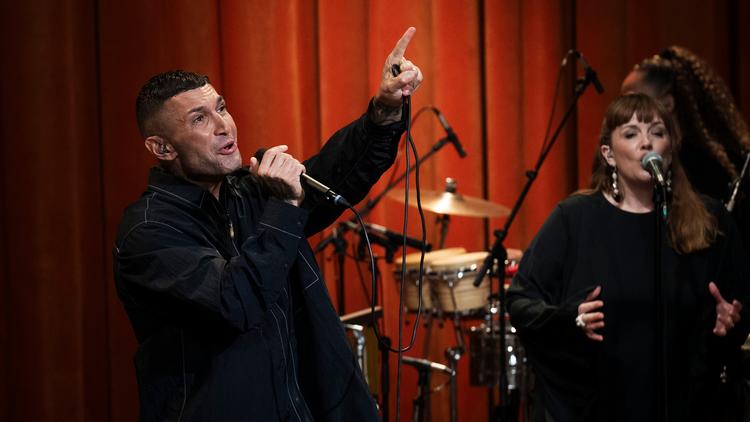 Burhan G. plejer at være garant for en flot stemme og en klar tilstedeværelse på en scene. Men som deltager i sæsonpremieren på 'Toppen af poppen' skuffede han fælt.  Pr-foto:  Per Arnesen/TV 2