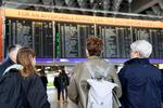 Passagerer studerer skærmene med afgangstider i lufthavnen i Frankfurt. Foto: Heiko Becker/Ritzau Scanpix