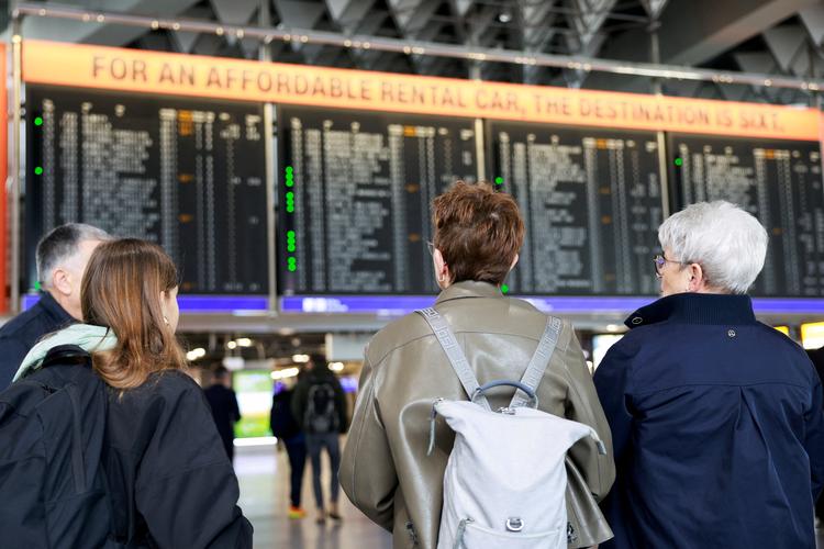 Passagerer studerer skærmene med afgangstider i lufthavnen i Frankfurt. Foto: Heiko Becker/Ritzau Scanpix