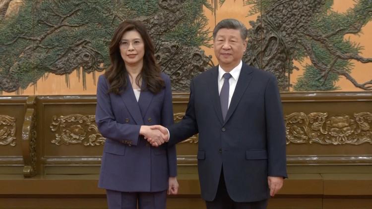 Cheng Li-wun, formand for Taiwans største oppositionsparti,  Kuomintang, giver hånd til Kinas præsident, Xi Jinping, i Folkets Store Hal i Beijing. Foto: Cti/Ritzau Scanpix