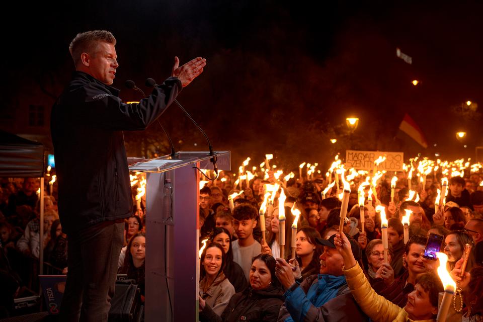 Han fører valgkamp mod Orbán, Trump og Putin på samme tid – og står til at slå dem