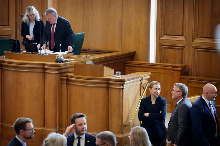  Folketingets politikere havde i går det første møde efter valget. Lars Løkke Rasmussen (M), der har de afgørende mandater i regeringsforhandlingerne, er nu det længst siddende medlem af Folketinget.  Foto: Jens Dresling