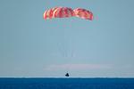 'Orion’ med besætningen – Reid Wiseman, Victor Glover, Christina Koch og Jeremy Hansen – lander i Stillehavet ud for San Diego. Foto: Bill Ingalls/Ritzau Scanpix